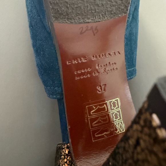 CHIE MIHARA Elegant Blue and Gold Women's Heels - Picture 4 of 4